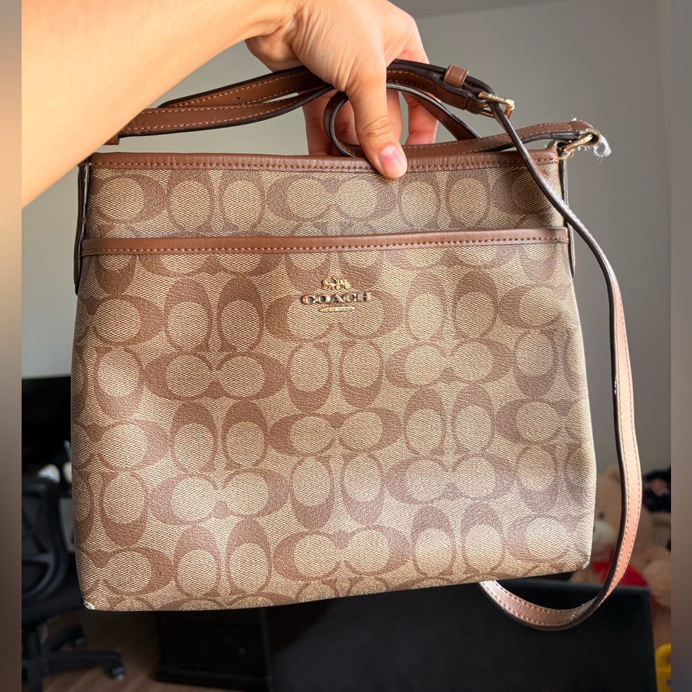 Tan and brown Coach shoulder bag 🤎